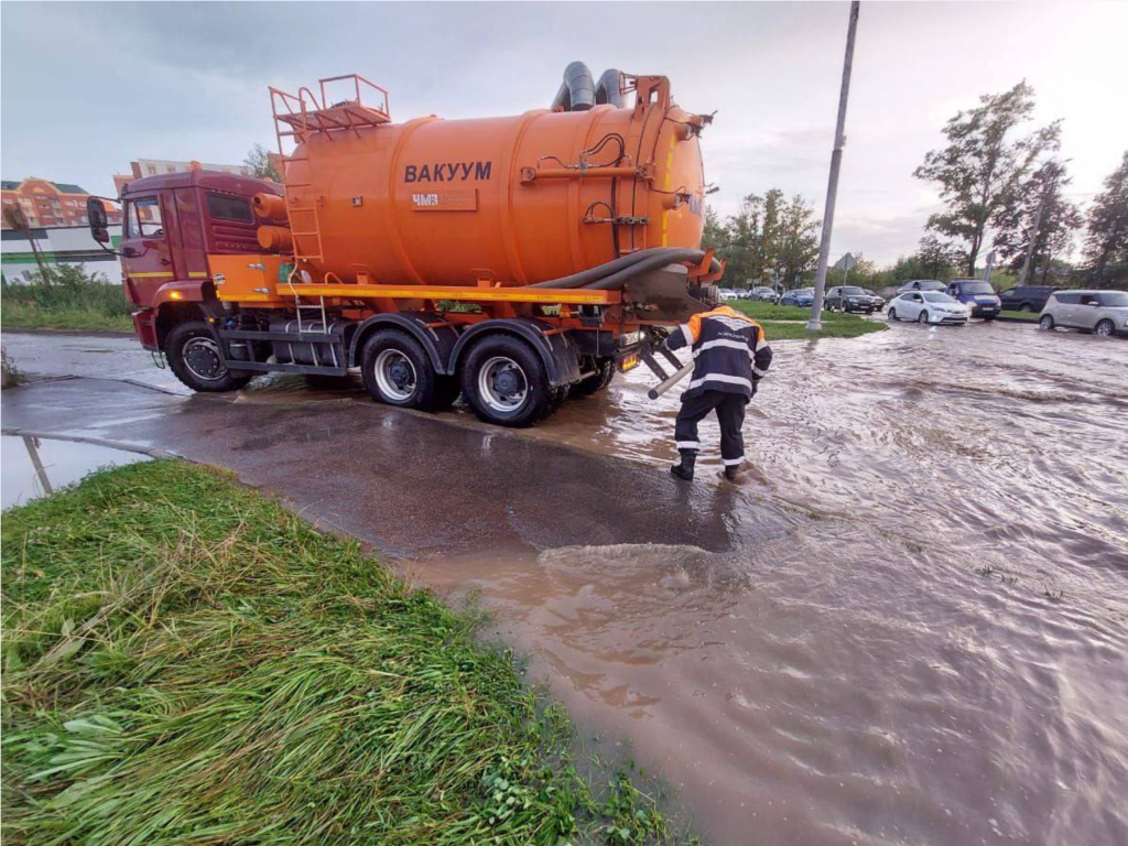 Коммунальщики откачали воду с затопленных после ливня улиц Дмитрова