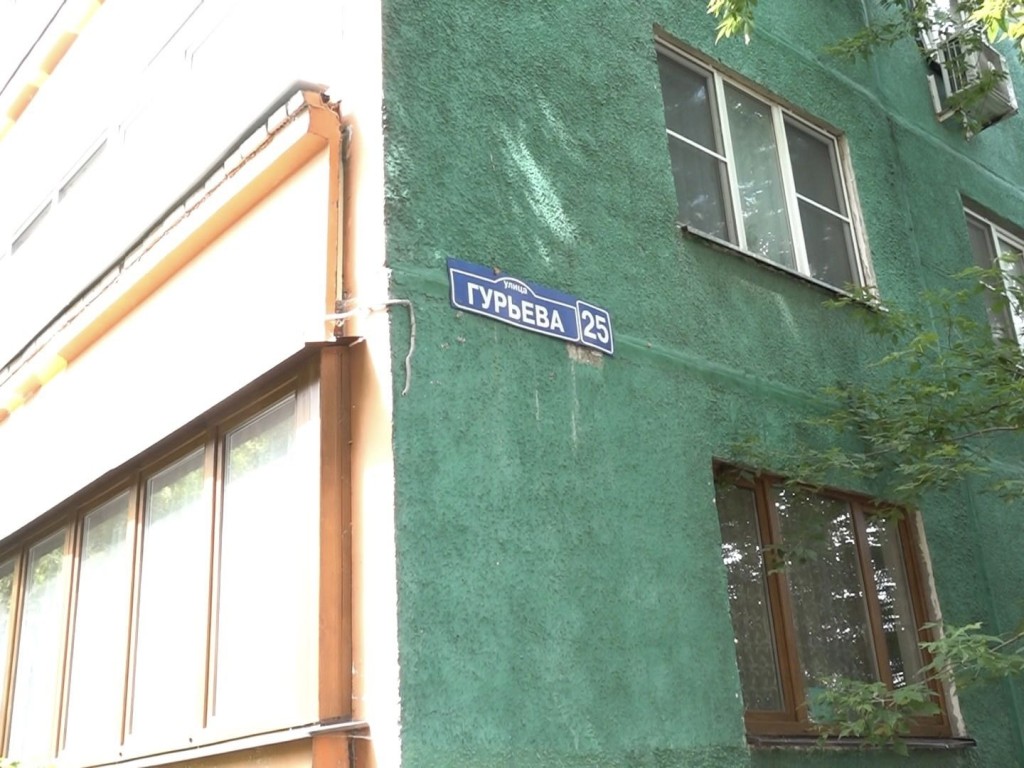 В домах на улицах Десантной и Гурьева обновят подъезды