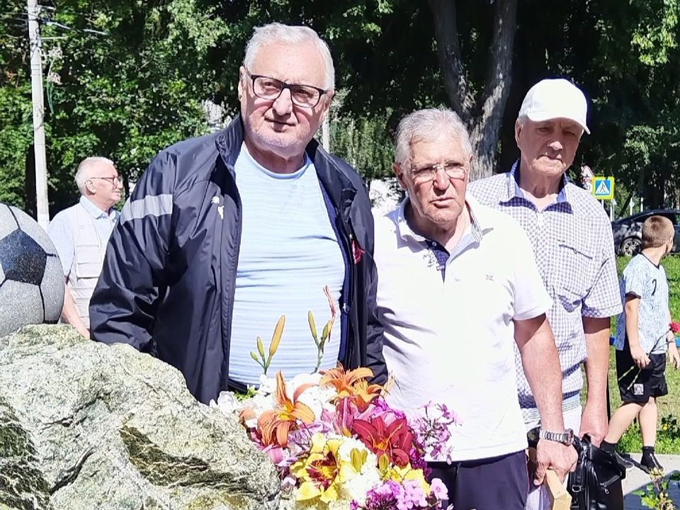 Легендарный советский футболист высадил дерево на Аллее ветеранов в Ожерелье
