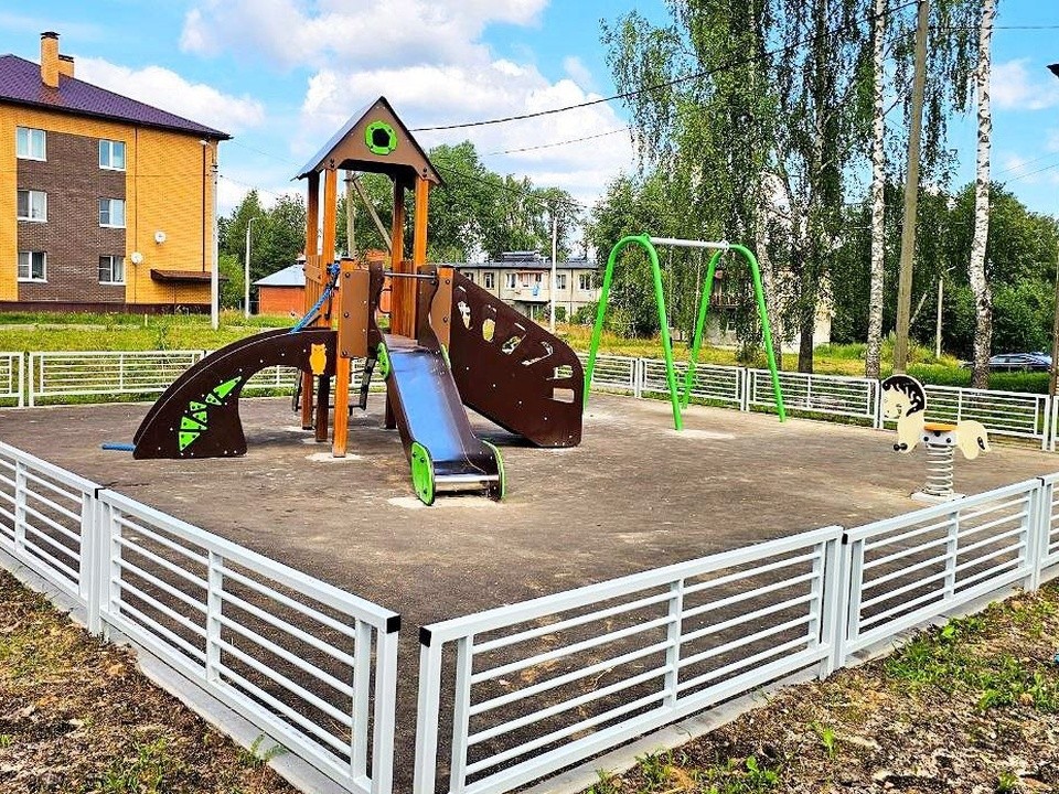 В деревне Елгозино установили новую игровую площадку для детей
