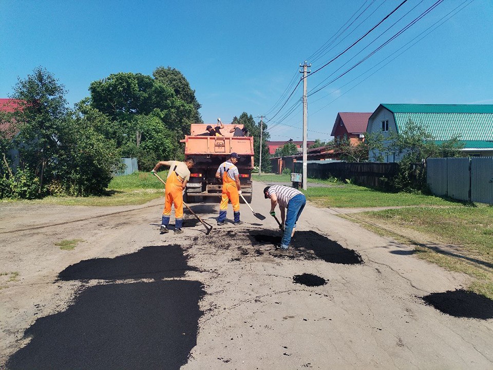 Дорожные ямы залатали на двух улицах в Красноармейске