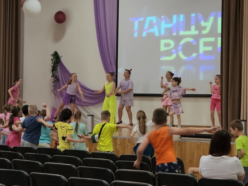 Смену в летнем лагере школы № 4 завершили танцевальным флешмобом