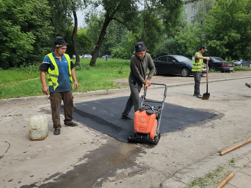 На улице Чайковского залатали ямы на дорогах
