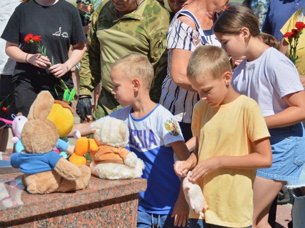 Акцию памяти детей-жертв войны в Донбассе провели у Вечного огня в Чехове