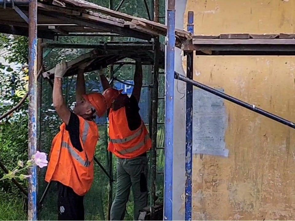 В Воскресенске обновляют фасад и входную группу дома №15 на улице Дзержинского