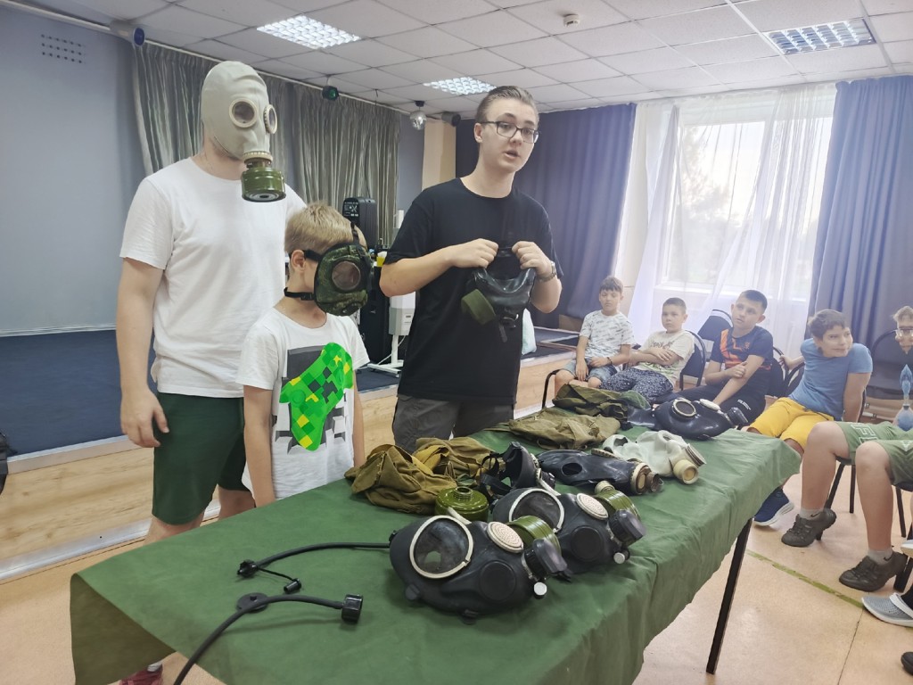 В Центре «Армеец» дети изучают основы радиационной, химической и биологической защиты
