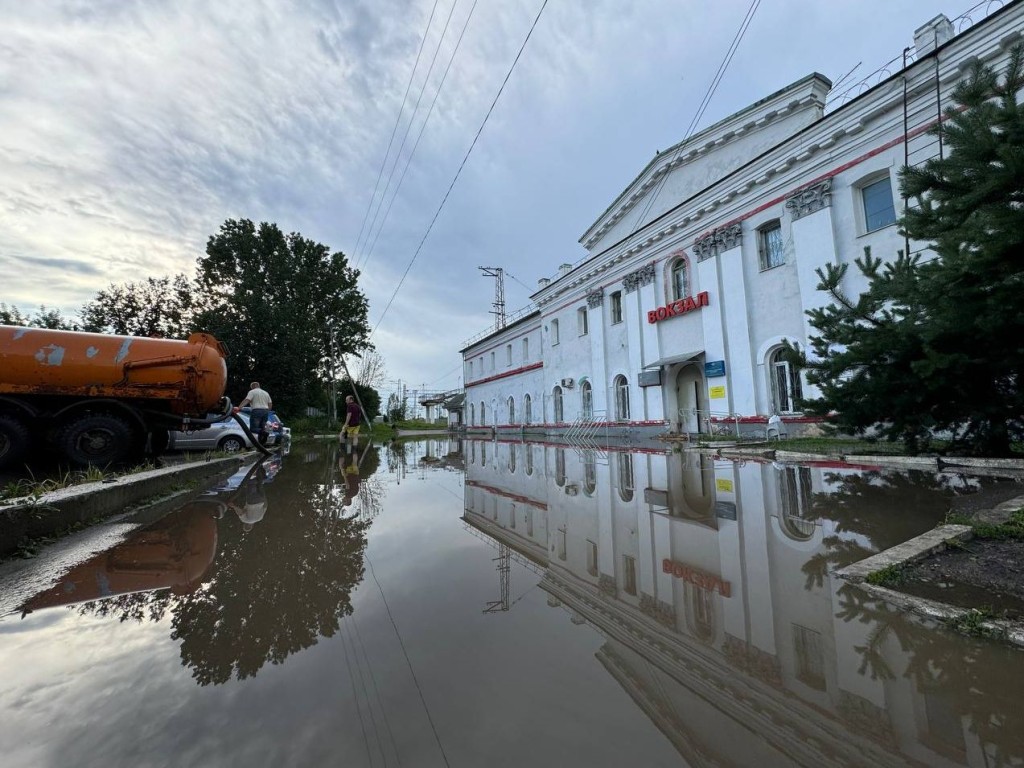 В Можайском округе оперативно устраняют последствия сильного ветра и проливных дождей