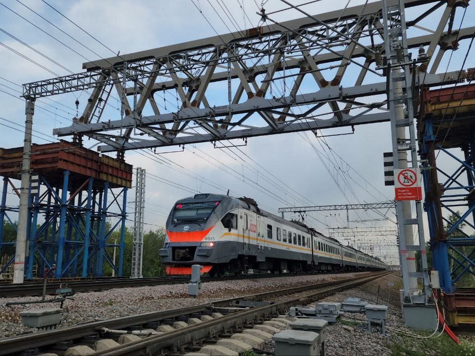 Пролет нового пешеходного моста установили над железной дорогой на Кольцевой улице