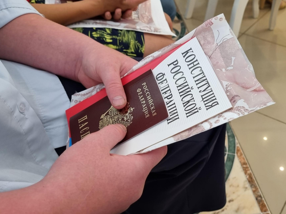 Девять луховицких подростков вышли из отдела ЗАГС полноценными гражданами России