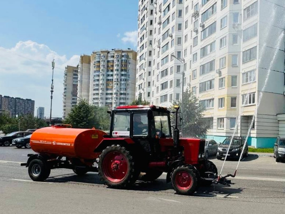 Коммунальщики Красногорска продолжают создавать уют и чистоту в жаркие дни