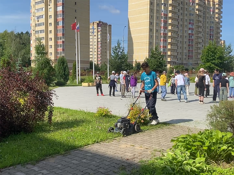 Школьники Власихи выбирают труд вместо отдыха на каникулах