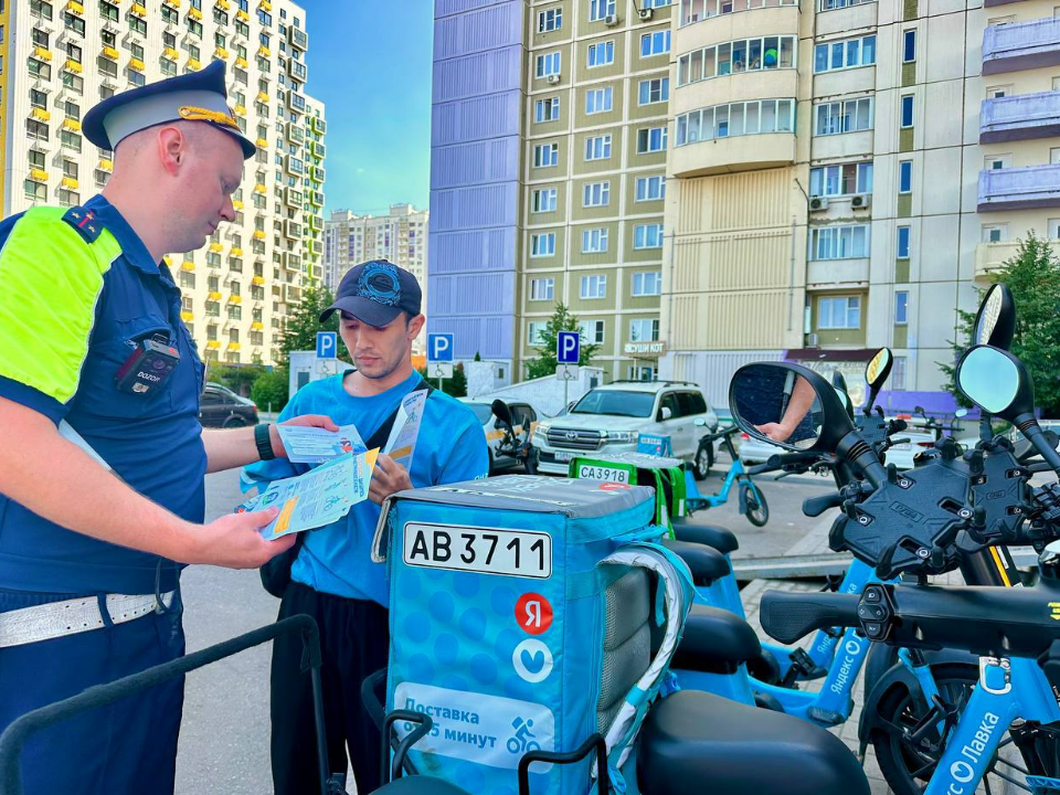 Инспекторы Химок напомнили курьерам на самокатах о правилах безопасности на дорогах