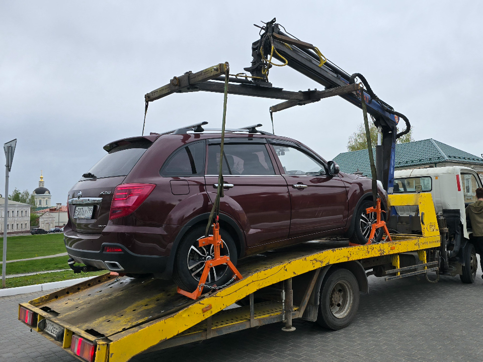 Неправильно припаркованные автомобили эвакуируют на улице Комсомольской
