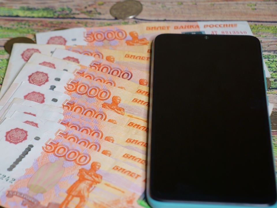 Мошенники начали просить позвонить по телефону на улице