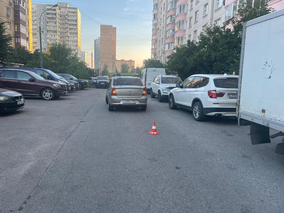 Полицейские выясняют причины наезда машины на подростка во дворе дома в Мытищах