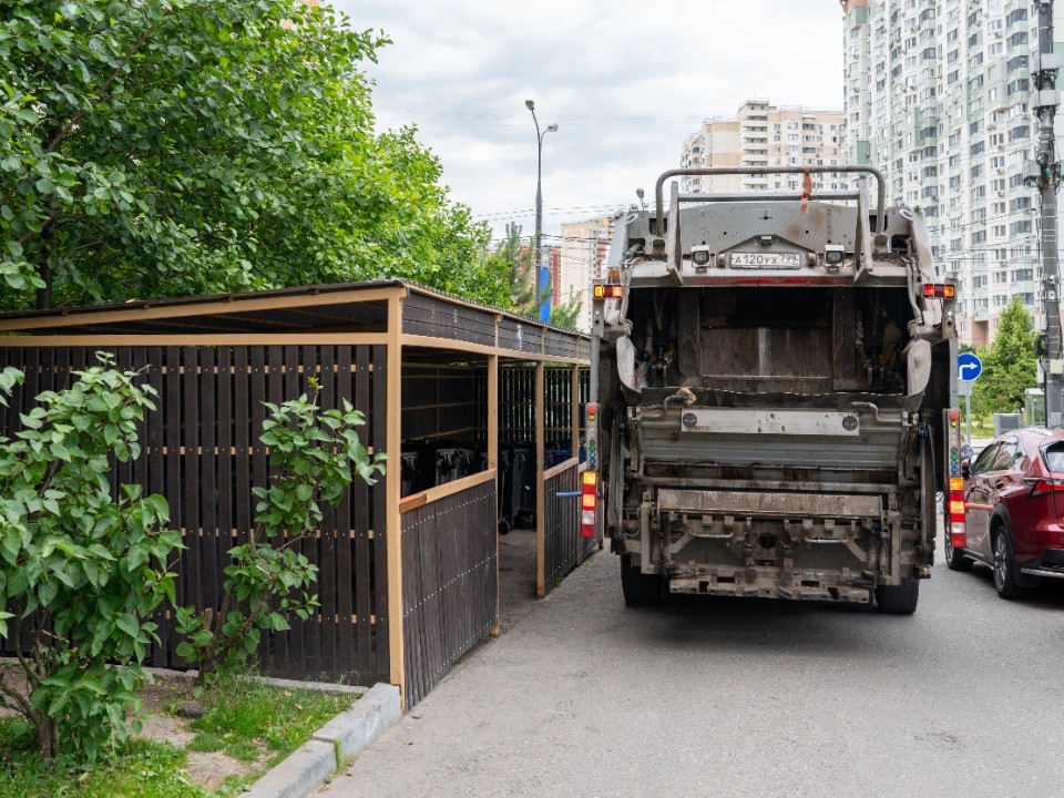Мусорные площадки на Хотьковском проезде разгрузят новыми контейнерами
