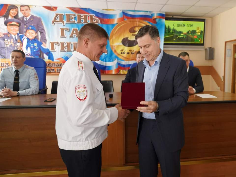 Знаками отличия отмечают заслуги сотрудников ГАИ в Котельниках в профессиональный праздник