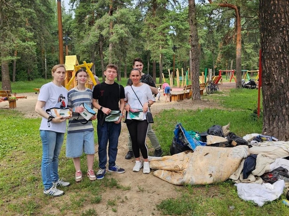 Жители Котельников в парке совместили разминку и пробежку со сбором мусора