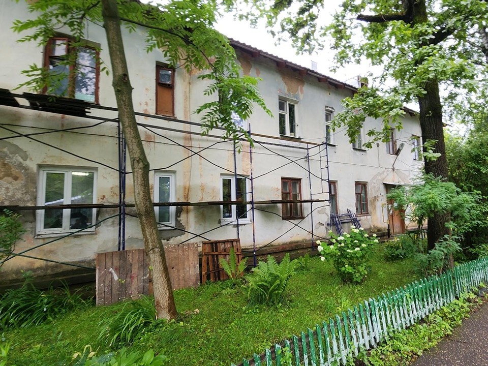 Строители обновляют фасад многоквартирного дома на Парковой улице