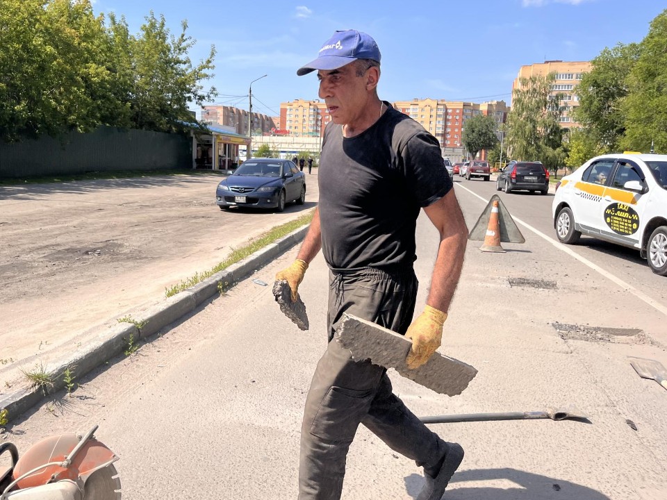 На улице Жарова начали ямочный ремонт дорог