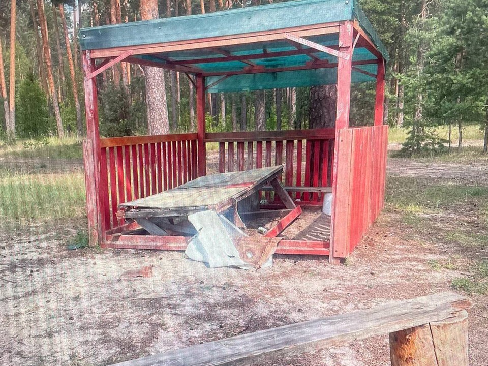 Вандалы на Белом озере устроили погром в беседке для отдыха