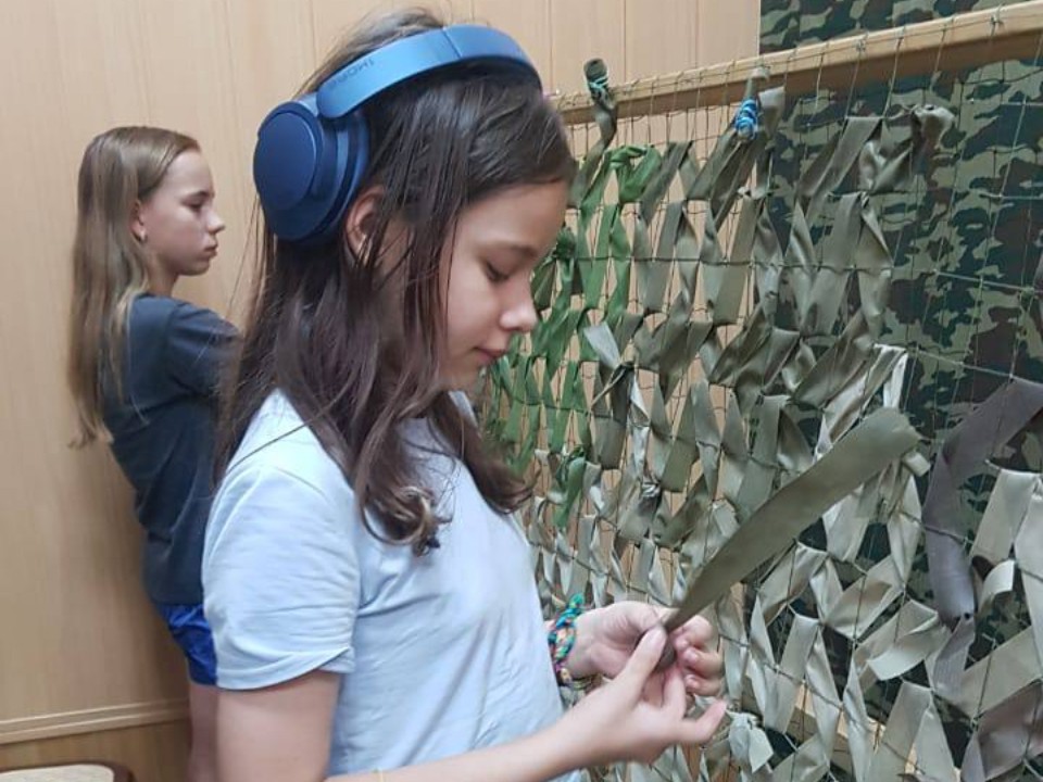 Совсем юные волонтеры плетут сети и делают сухие души в Звенигороде