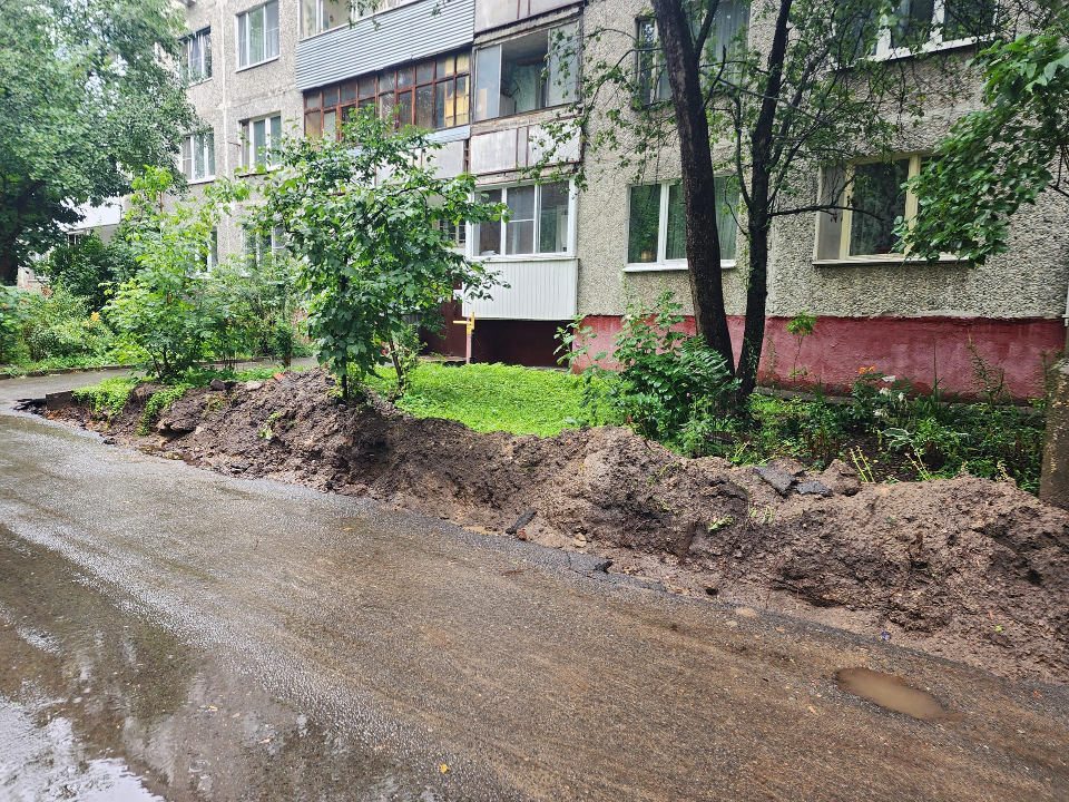 Работы по установке бордюров на улице Полевой временно приостановили из-за дождя