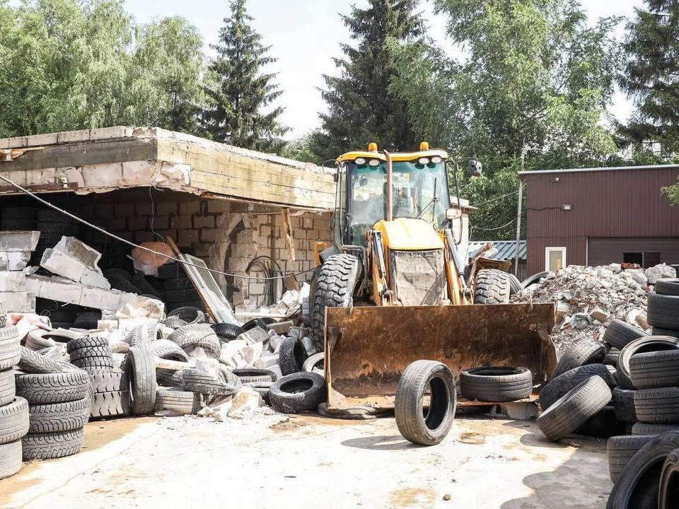 Незаконный хозблок с шиномонтажом снесли в Новогрязново