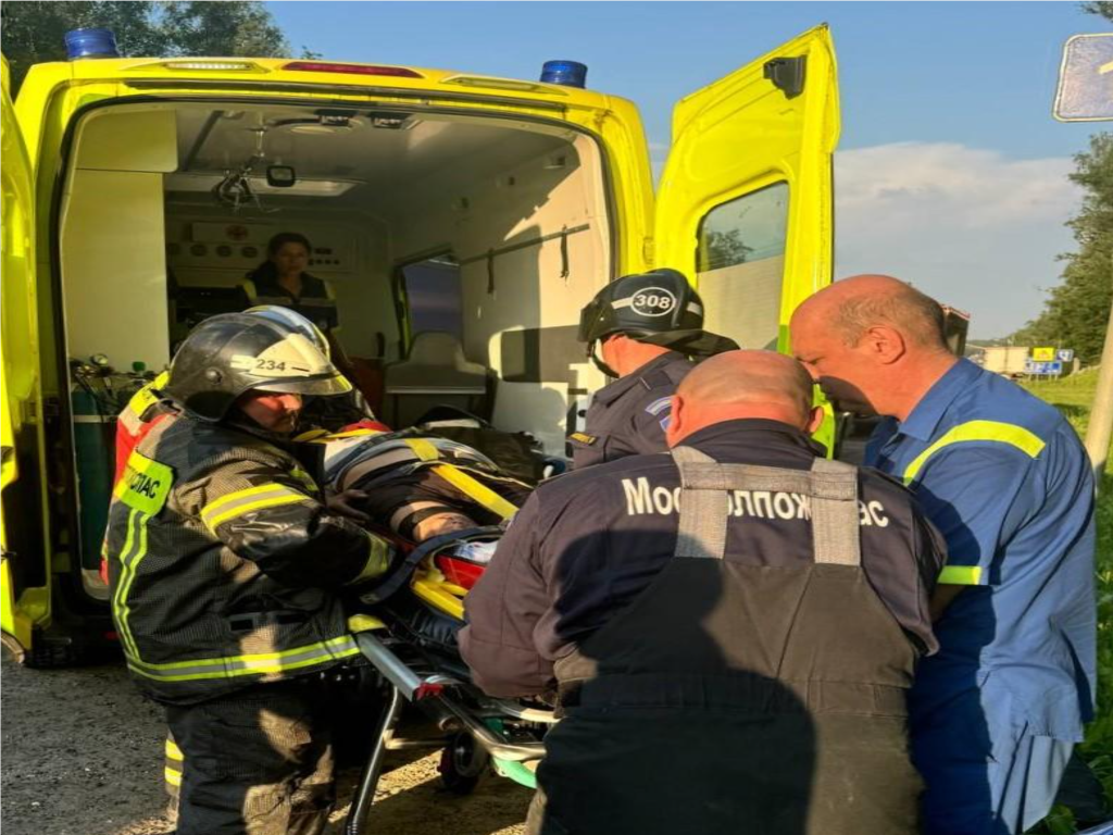 Спасатели помогли водителю большегруза, попавшему в ДТП в Можайском округе