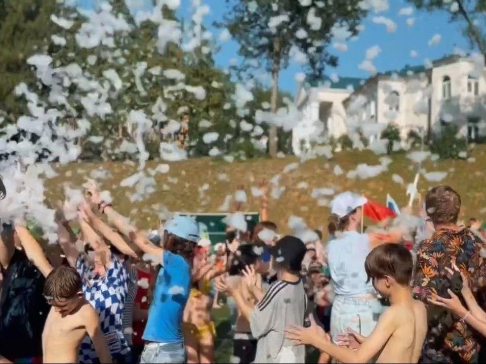 В детском лагере «Родина» детям устроили День Нептуна с пенной вечеринкой