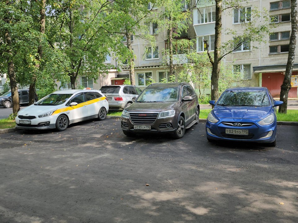 Новые парковочные места оборудовали вод дворе на улице Беляева в Щелкове