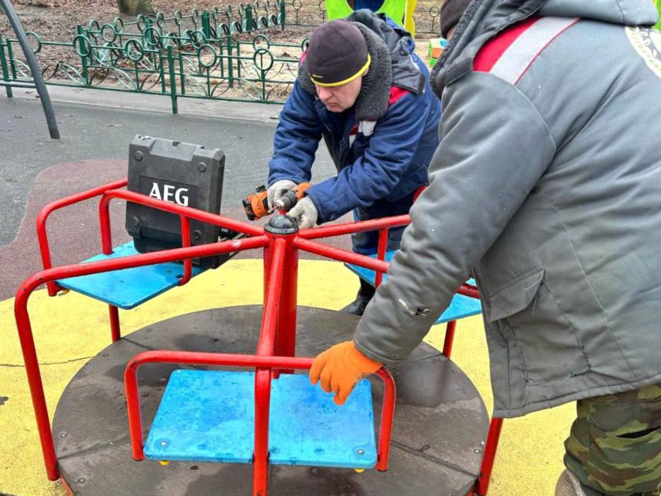 Куда позвонить электростальцам, если заметили поломку на детской площадке