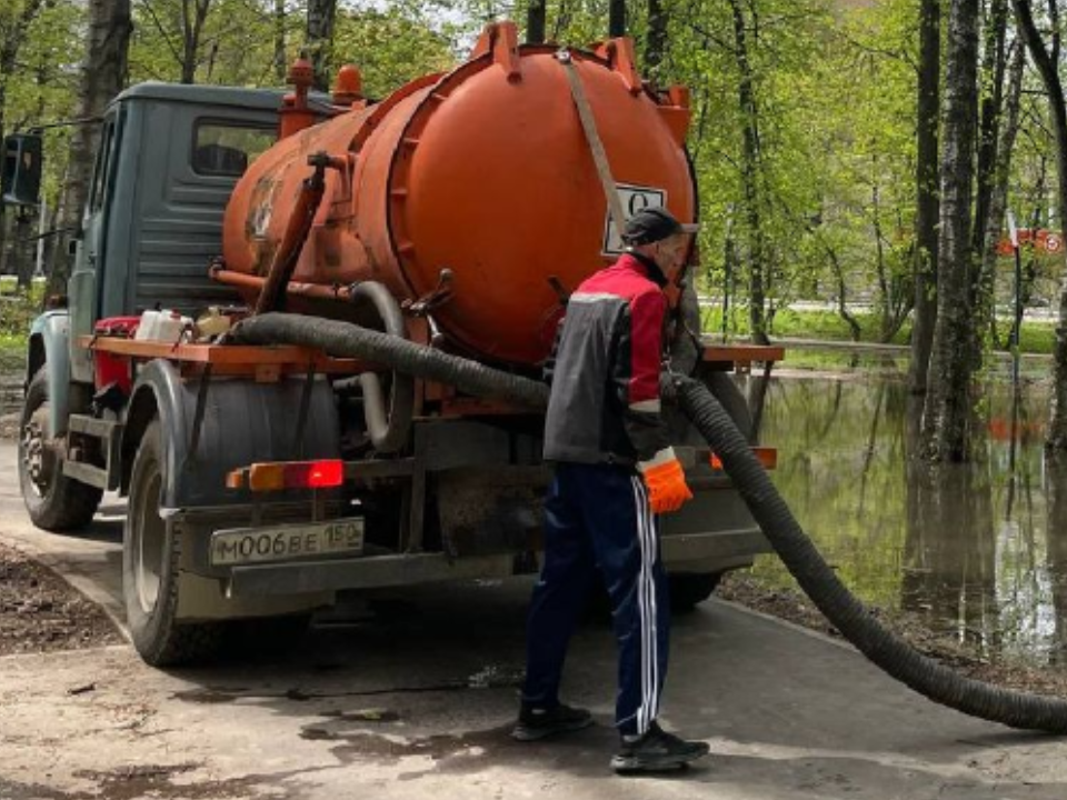 В Лобне ликвидировали последствия подтопления на улице Туголукова