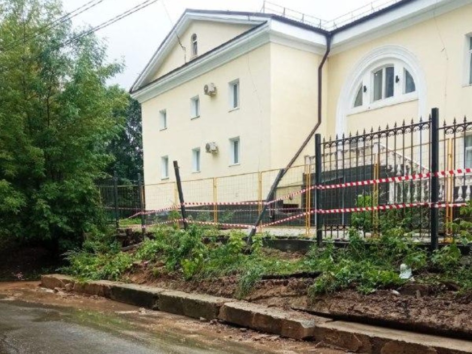 Последствия падения бетонных плит оперативно ликвидировали в Балашихе