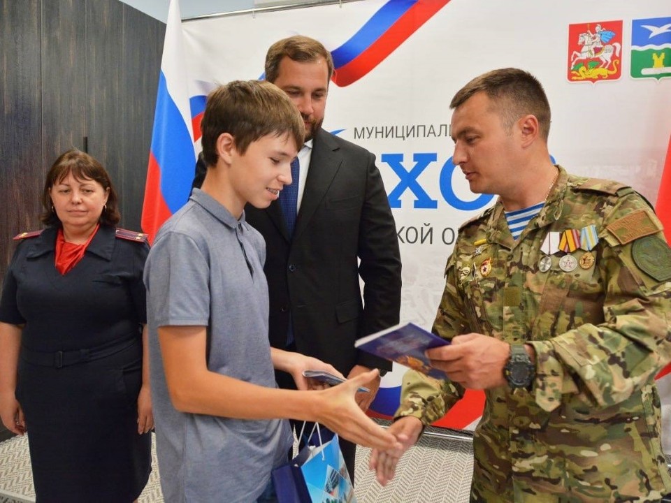 Первые паспорта молодежи вручил в Чехове ветеран боевых действий