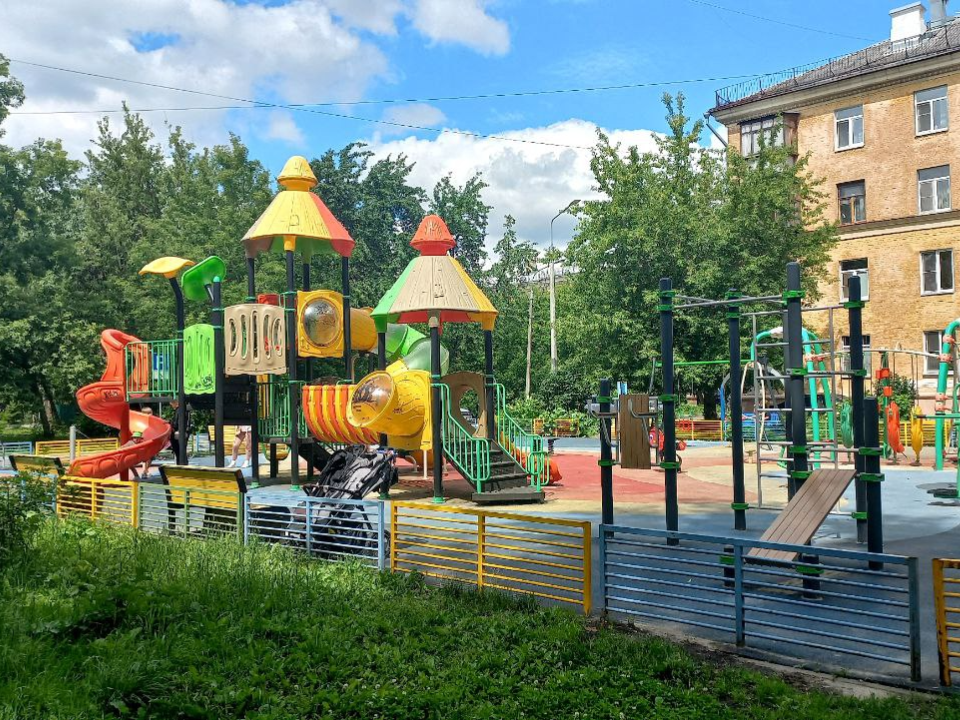 Куда позвонить электростальцам, если заметили поломку на детской площадке