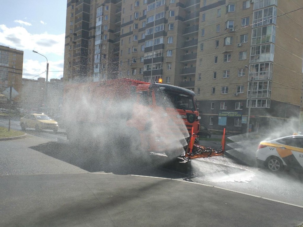 Чтобы легче дышалось, улицы Красногорска регулярно поливают водой