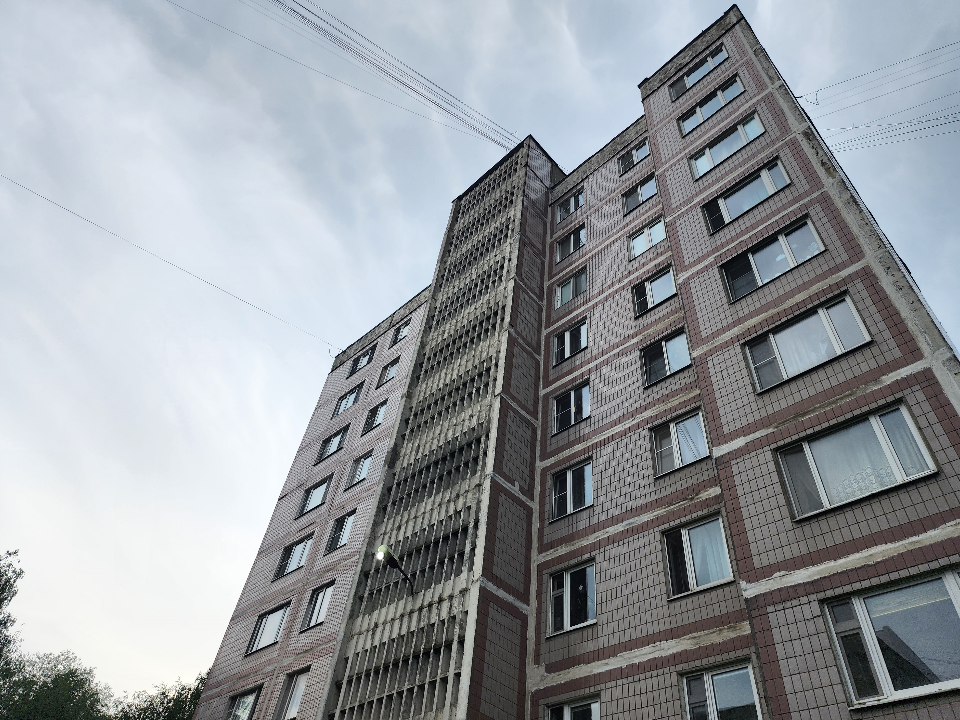 На улице Ворошилова в подъезде девятиэтажного дома заменили оконные блоки