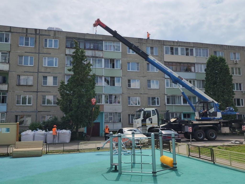 В Михневе приступили к ремонту крыши дома на улице Тепличной