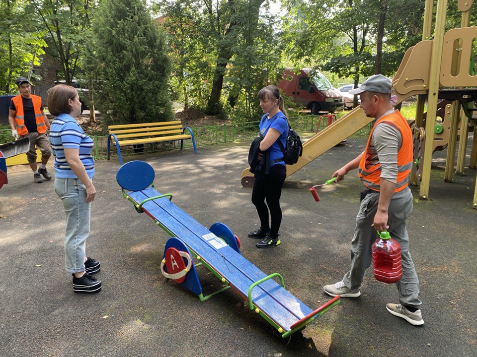Площадку во дворе дома на ул. Маяковского отремонтировали по просьбам жителей
