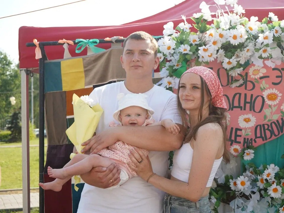 Супружеские пары в Шатуре поздравили песнями и пенной вечеринкой