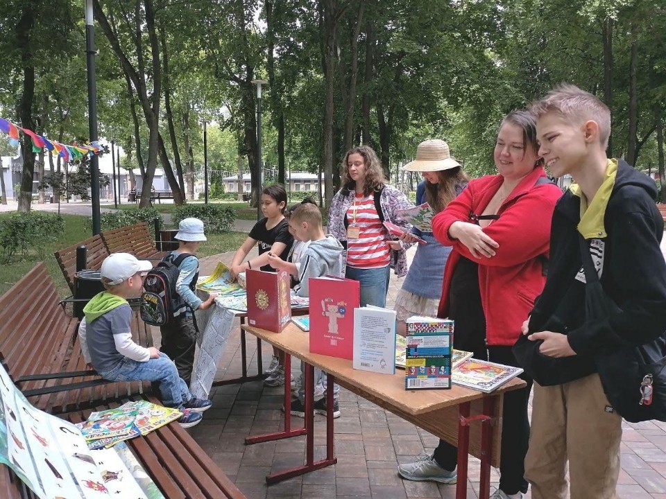 Площадка для чтения книг в парке им. Талалихина в Подольске стала популярной