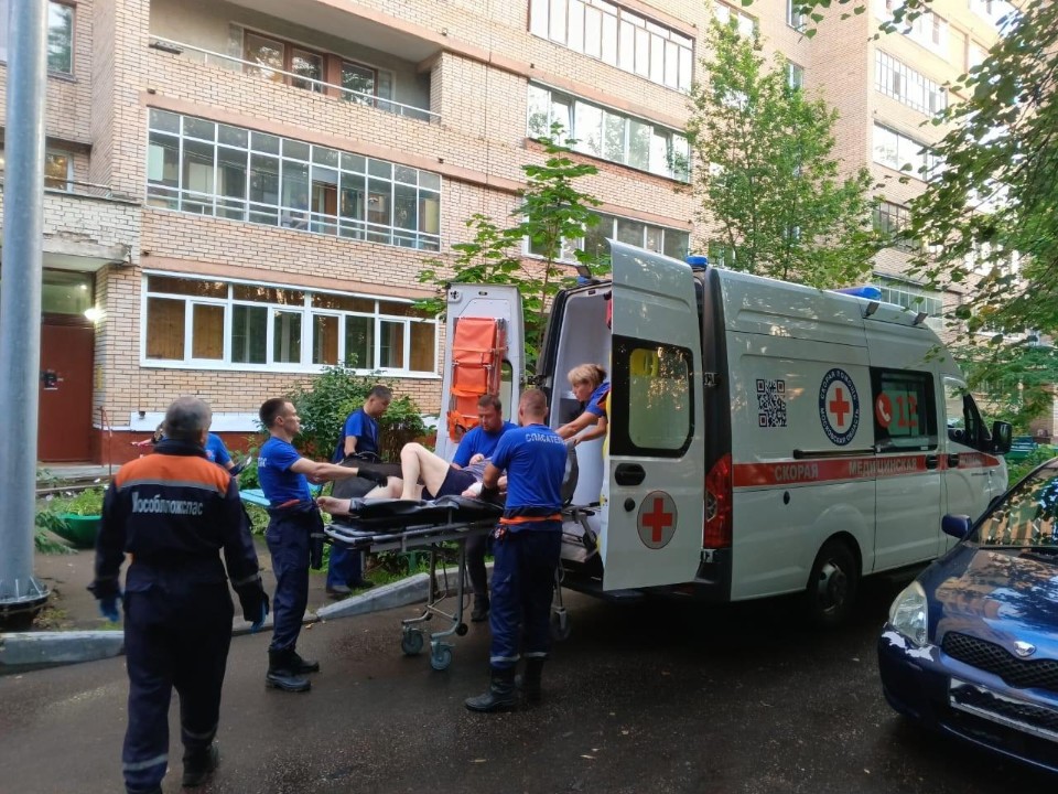 Спасатели помогли врачам перенести пенсионера с инсультом в машину скорой помощи в Ступине