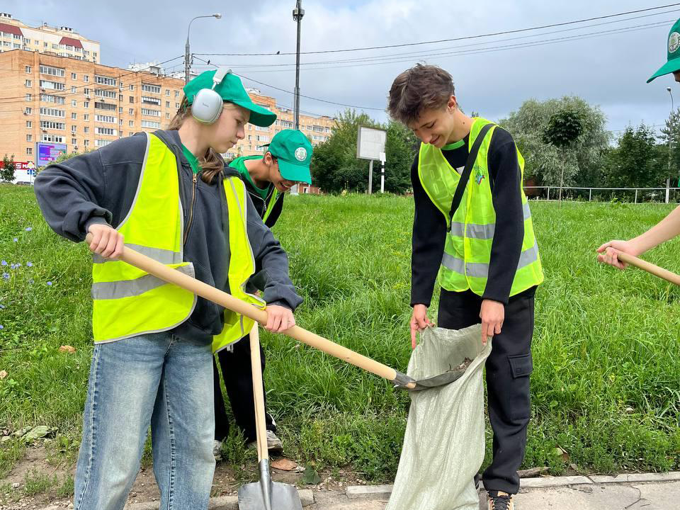 Чем занимаются школьники Долгопрудного на летней подработке