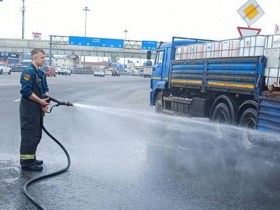 Специалисты нейтрализуют утечку азотной кислоты на Ярославском шоссе возле Мытищ