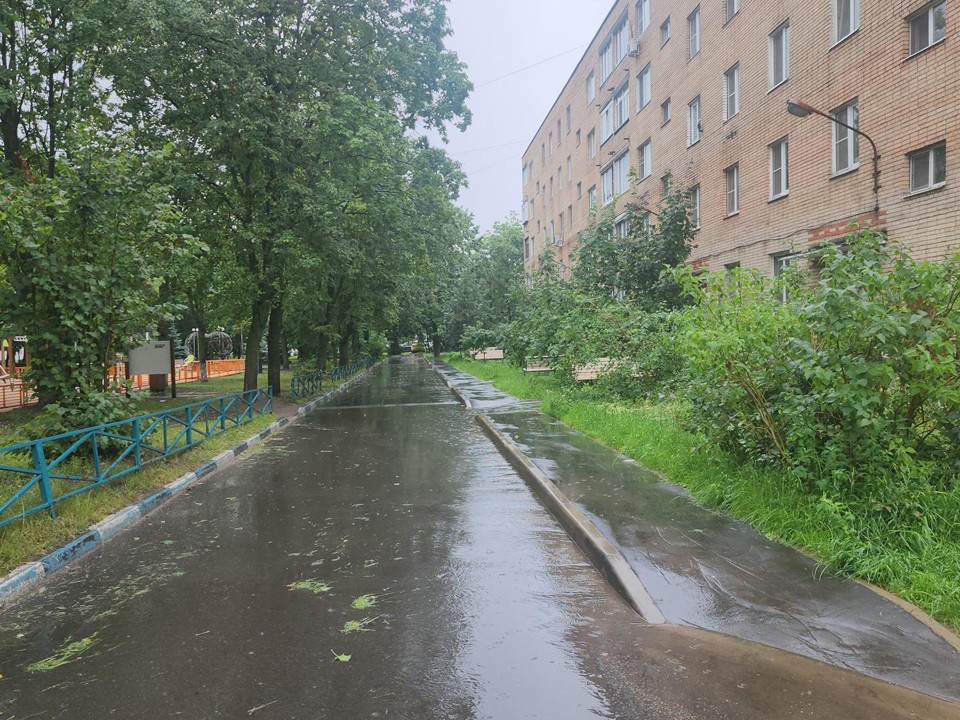 Новые дорожки, фонари и детскую площадку оборудовали во дворе в Медвежьих озерах