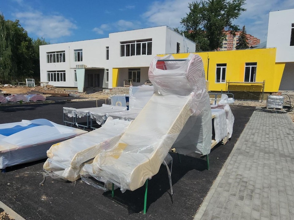 В детском саду «Улыбка» строители завершили устройство игровых площадок