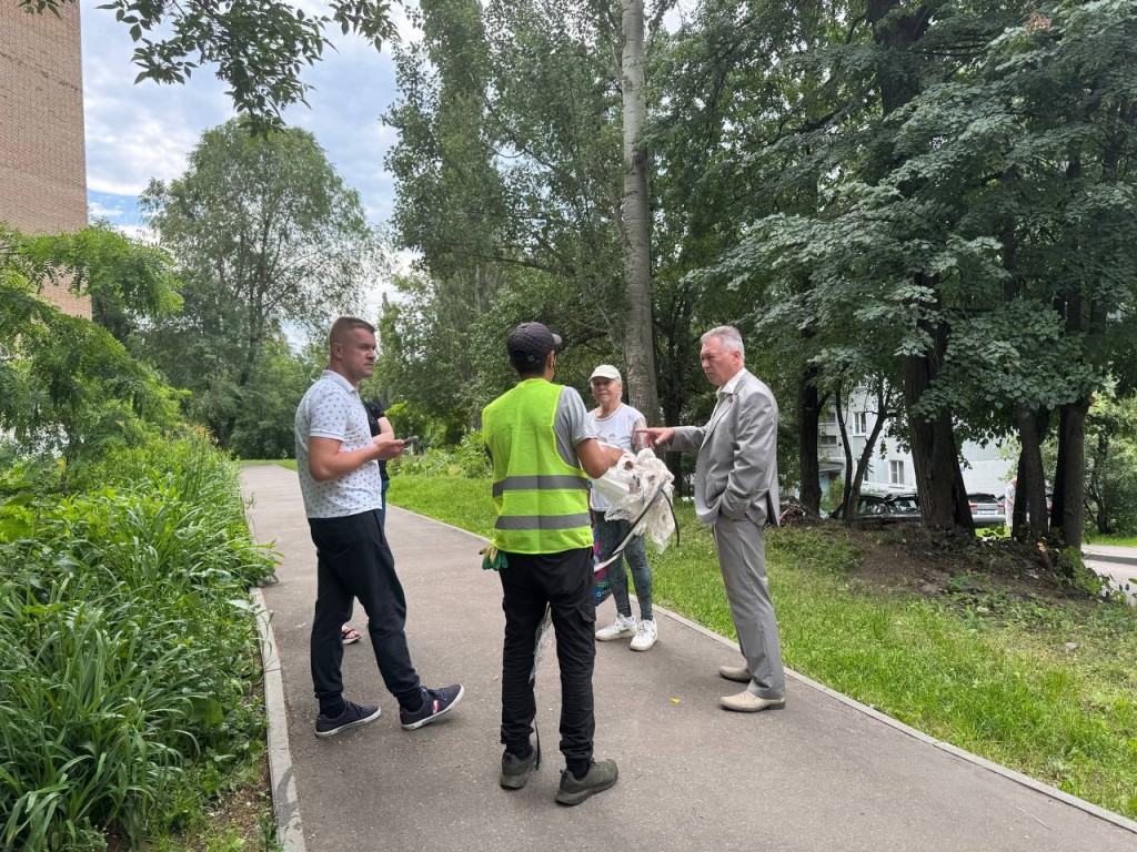 Цветоводам из Первого квартала привезут землю и вернут ограждение для клумб