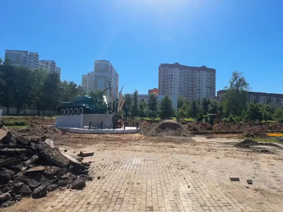 На площади Инженерных Бригад в Нахабине меняют старые бордюры и тротуары
