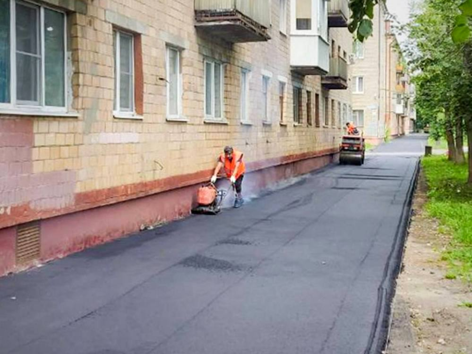 На Первомайской улице в Электростали укладывают асфальт на тротуаре